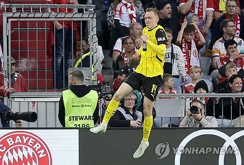 바이에른 뮌헨과 도르트문트가 13일(한국시간) 독일 뮌헨에 있는 알리안츠 아레나에서 열린 2024-2025시즌 분데스리가 29라운드 '데어클라시커' 맞대결에서 2-2 무승부를 기록했다.&nbsp;연합뉴스