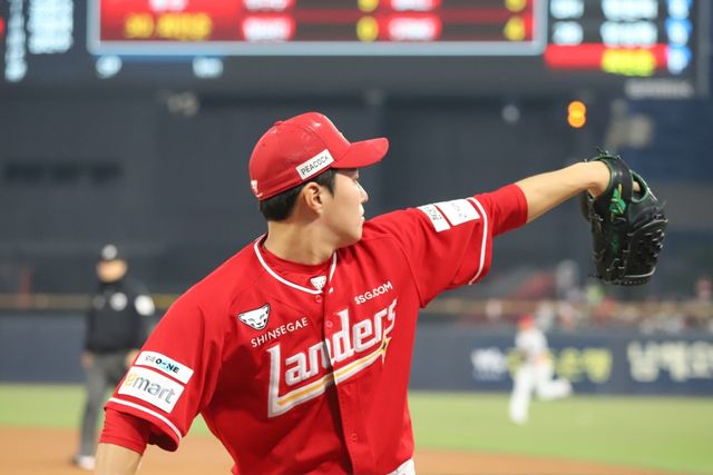 11일 오후 광주-KIA챔피언스필드에서 열린 '2025 신한 SOL Bank KBO리그' SSG 랜더스와 KIA 타이거즈의 경기, SSG가 9:3으로 승리하면서 3연전 첫 경기를 승리로 장식했다. 두 번째 투수 최민준은 4이닝 2피안타(1피홈런) 1사사구 2탈삼진 1실점을 기록했다. SSG 랜더스