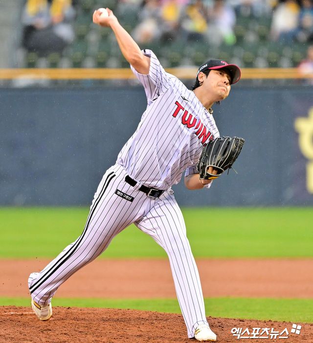 ​​12일 오후 서울 송파구 잠실야구장에서 열린 2025 신한 SOL Bank KBO리그 두산 베어스와 LG 트윈스의 경기, LG 구원투수 김진성이 투구하고 있다. 엑스포츠뉴스 잠실, 김한준 기자