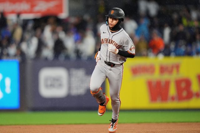 샌프란시스코 자이언츠 외야수 이정후가 12일 미국 뉴욕주 브롱스의 양키스타디움에서 열린 2025 미국프로야구 메이저리그 뉴욕 양키스와의 원정경기에 3번타자 겸 중견수로 선발 출전해 2타수 1안타 1홈런 3타점 2볼넷을 기록했다. 이정후의 시즌 타율은 0.333에서 0.340으로 상승했다 AP 연합뉴스