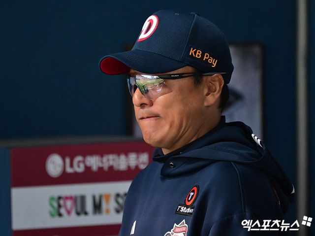 ​​12일 오후 서울 송파구 잠실야구장에서 열린 2025 신한 SOL Bank KBO리그 두산 베어스와 LG 트윈스의 경기, 두산 이승엽 감독이 경기를 지켜보고 있다. 엑스포츠뉴스 잠실, 김한준 기자