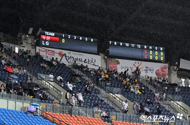 12일 오후 서울 송파구 잠실야구장에서 열릴 예정인 2025 신한 SOL Bank KBO리그 두산 베어스와 LG 트윈스의 경기, 비바람이 부는 가운데 야구팬들이 이동하고 있다. 엑스포츠뉴스 잠실, 김한준 기자