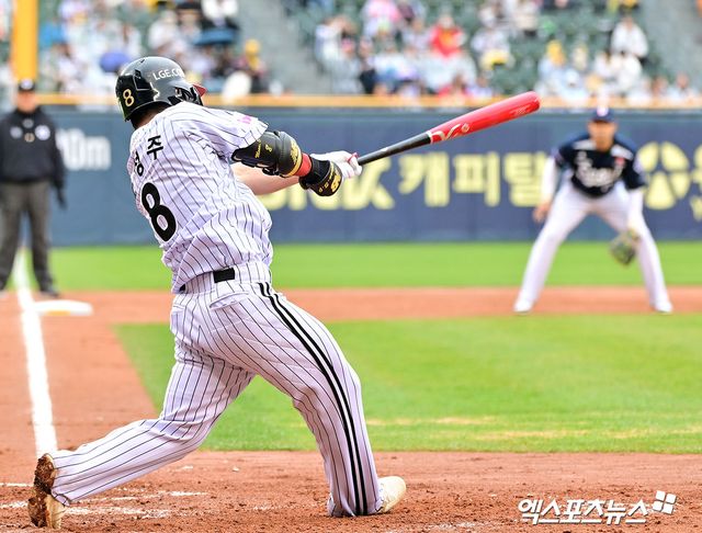 12일 오후 서울 송파구 잠실야구장에서 열린 2025 신한 SOL Bank KBO리그 두산 베어스와 LG 트윈스의 경기, LG 문성주가 적시타를 치고 있다. 엑스포츠뉴스 잠실, 김한준 기자