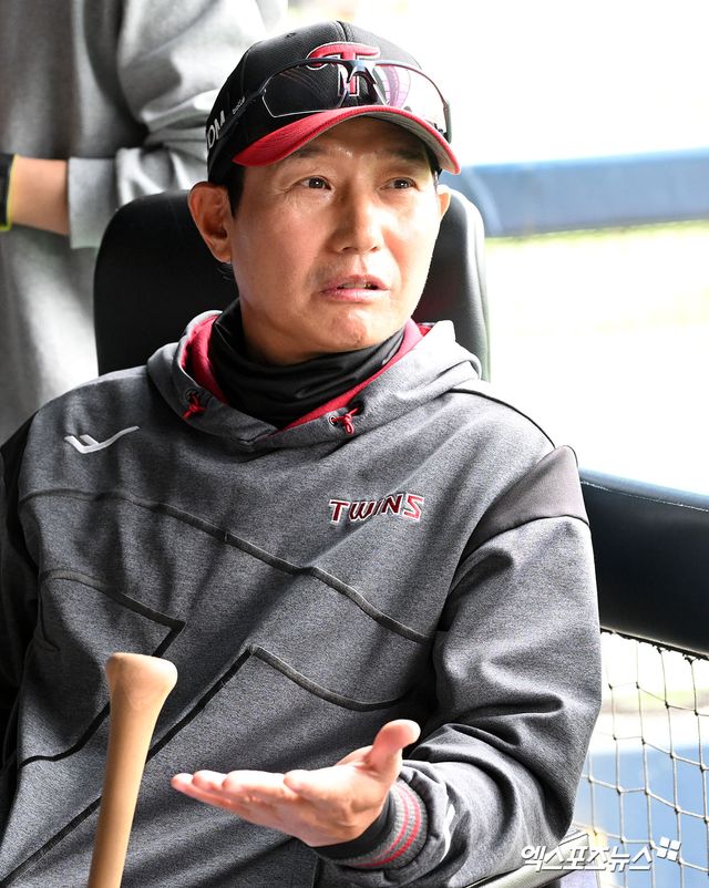 LG 트윈스 염경엽 감독이 12일 서울 잠실야구장에서 두산 베어스와 홈경기를 앞두고 하루 전 퇴장 상황에 관해 설명하고 있다. 엑스포츠뉴스 잠실, 김한준 기자