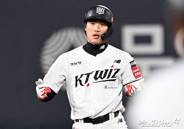 KT 위즈 장준원이 11일 수원 KT위즈파크에서 열린 삼성 라이온즈와의 경기에서 안타를 친 뒤 세리머니하고 있다. 엑스포츠뉴스 수원, 김한준 기자