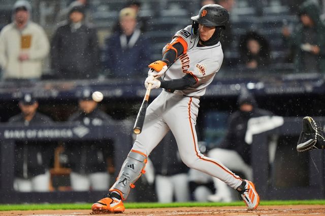 샌프란시스코 자이언츠 외야수 이정후가 12일 미국 뉴욕주 브롱스의 양키스타디움에서 열린 2025 미국프로야구 메이저리그 뉴욕 양키스와의 원정경기에 3번타자 겸 중견수로 선발 출전해 2타수 1안타 1홈런 3타점 2볼넷을 기록했다. 이정후의 시즌 타율은 0.333에서 0.340으로 상승했다. AP 연합뉴스