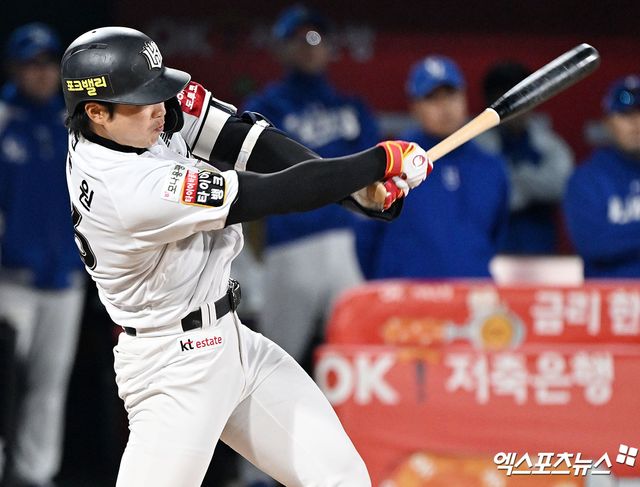 KT 위즈 장준원이 11일 수원 KT위즈파크에서 열린 삼성 라이온즈와의 경기에서 타격하고 있다. 엑스포츠뉴스 수원, 김한준 기자