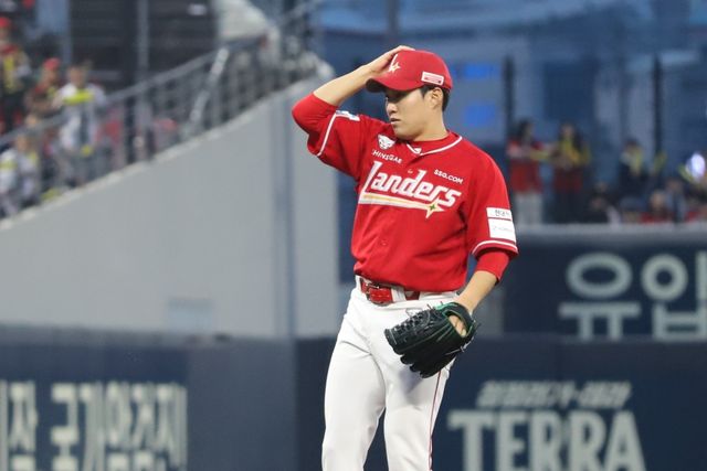 11일 오후 광주-KIA챔피언스필드에서 열린 '2025 신한 SOL Bank KBO리그' SSG 랜더스와 KIA 타이거즈의 경기, SSG가 9:3으로 승리하면서 3연전 첫 경기를 승리로 장식했다. 두 번째 투수 최민준은 4이닝 2피안타(1피홈런) 1사사구 2탈삼진 1실점을 기록했다. SSG 랜더스