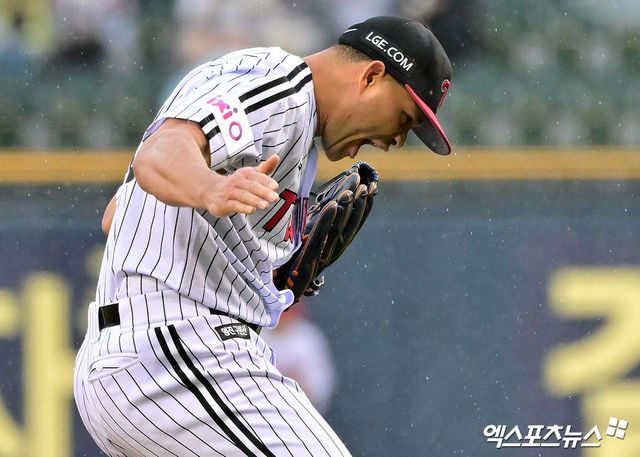 ​​12일 오후 서울 송파구 잠실야구장에서 열린 2025 신한 SOL Bank KBO리그 두산 베어스와 LG 트윈스의 경기, LG 선발투수 치리노스가 포효하고 있다. 엑스포츠뉴스 잠실, 김한준 기자