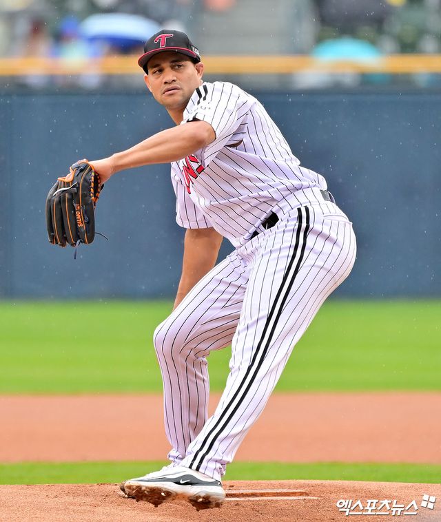 ​​12일 오후 서울 송파구 잠실야구장에서 열린 2025 신한 SOL Bank KBO리그 두산 베어스와 LG 트윈스의 경기, LG 선발투수 치리노스가 투구하고 있다. 엑스포츠뉴스 잠실, 김한준 기자