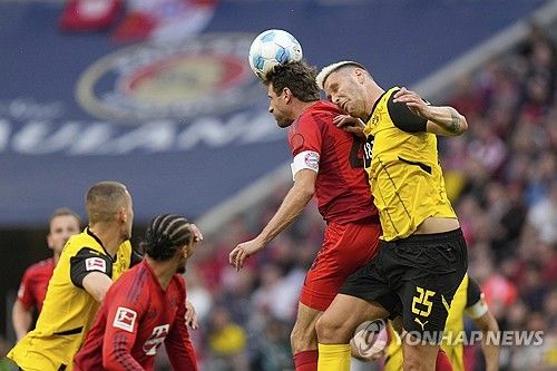 바이에른 뮌헨과 도르트문트가 13일(한국시간) 독일 뮌헨에 있는 알리안츠 아레나에서 열린 2024-2025시즌 분데스리가 29라운드 '데어클라시커' 맞대결에서 2-2 무승부를 기록했다.&nbsp;연합뉴스