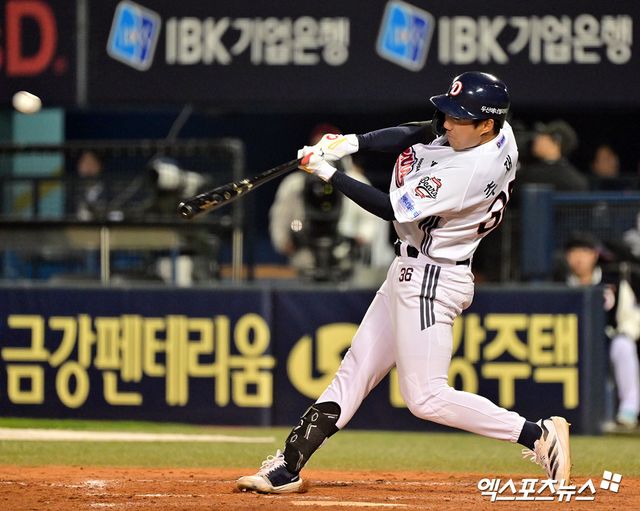두산 베어스 추재현이 정규시즌 경기에서 타격하고 있다. 엑스포츠뉴스 DB