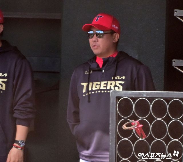 27일 오후 일본 오키나와 킨 구장에서 열린 LG 트윈스와 KIA 타이거즈의 연습경기, KIA 이범호 감독이 경기를 지켜보고 있다. 엑스포츠뉴스 DB