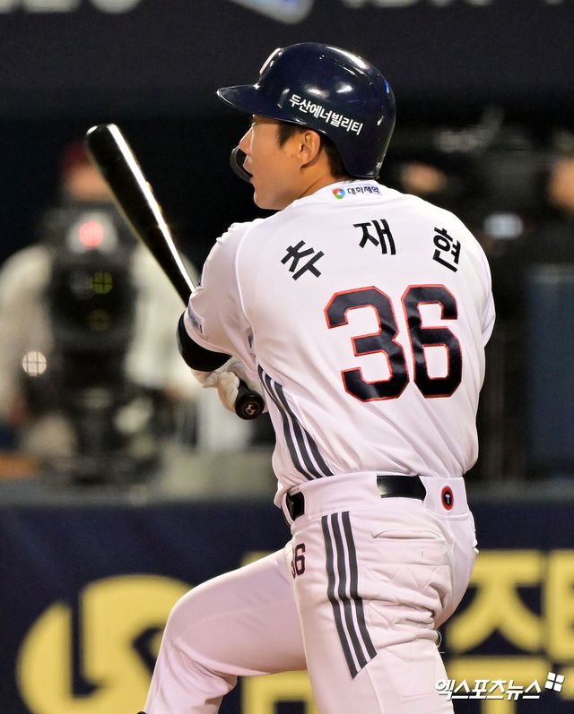 두산 베어스 추재현이 정규시즌 경기에서 타격하고 있다. 엑스포츠뉴스 DB