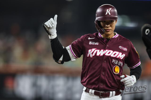 키움 히어로즈 캡틴 송성문이 12일 대전 한화생명 볼파크에서 열린 2025 신한 SOL Bank KBO리그 한화 이글스와의 팀 간 2차전에서 3안타 1홈런을 몰아치고 팀의 2연패 탈출을 이끌었다. 사진 키움 히어로즈