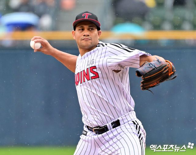 ​​12일 오후 서울 송파구 잠실야구장에서 열린 2025 신한 SOL Bank KBO리그 두산 베어스와 LG 트윈스의 경기, LG 선발투수 치리노스가 투구하고 있다. 엑스포츠뉴스 잠실, 김한준 기자