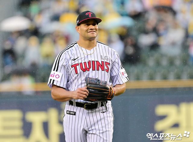 ​​12일 오후 서울 송파구 잠실야구장에서 열린 2025 신한 SOL Bank KBO리그 두산 베어스와 LG 트윈스의 경기, LG 선발투수 치리노스가 미소 짓고 있다. 엑스포츠뉴스 잠실, 김한준 기자