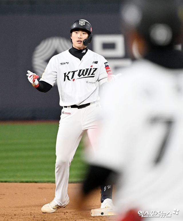 KT 위즈 장준원이 11일 수원 KT위즈파크에서 열린 삼성 라이온즈와의 경기에서 안타를 친 뒤 세리머니하고 있다. 엑스포츠뉴스 수원, 김한준 기자