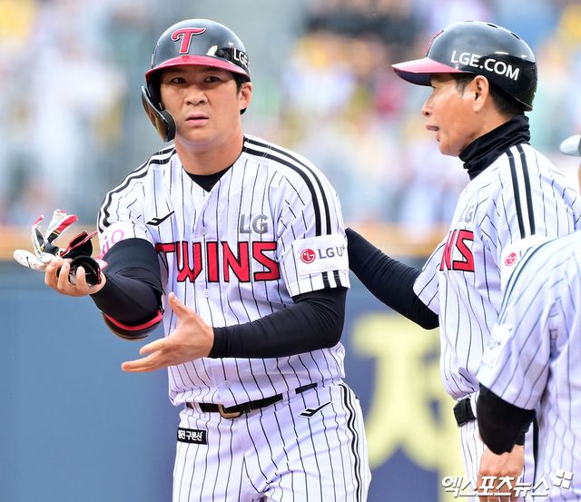 12일 오후 서울 송파구 잠실야구장에서 열린 2025 신한 SOL Bank KBO리그 두산 베어스와 LG 트윈스의 경기, LG 오지환이 출루 후 장비를 정리하고 있다. 엑스포츠뉴스 잠실, 김한준 기자