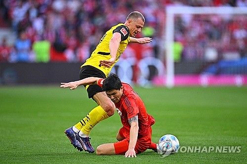 바이에른 뮌헨과 도르트문트가 13일(한국시간) 독일 뮌헨에 있는 알리안츠 아레나에서 열린 2024-2025시즌 분데스리가 29라운드 '데어클라시커' 맞대결에서 2-2 무승부를 기록했다.&nbsp;연합뉴스