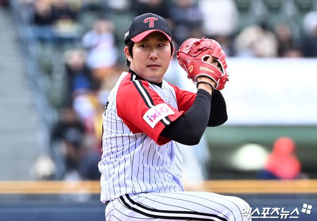 LG 투수 손주영은 13일 잠실구장에서 열린 '2025 신한 SOL Bank KBO 리그' 두산과 주말 3연전 마지막 경기에서 선발 등판했다. 우박과 거센 바람으로 경기가 세 번이나 중단되는 등 변수를 극복하지 못하고 3이닝 6실점으로 패전 투수가 됐다. 엑스포츠뉴스 잠실, 김한준 기자