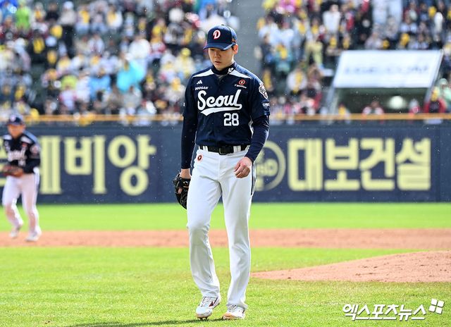 두산 투수 최승용은 13일 잠실구장에서 열린 '2025 신한 SOL Bank KBO 리그' LG와 주말 3연전 마지막 경기에서 선발 등판했다. 4.2이닝까지 잘 잡아낸 뒤 급격한 제구 난조에 빠져 승리 요건을 갖추지 못하며 마운드를 내려와야 했다. 엑스포츠뉴스 잠실, 김한준 기자