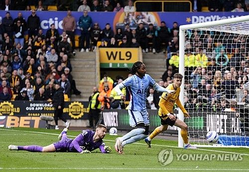 토트넘 홋스퍼는 13일(한국시간) 영국 울버햄튼에 위치한 몰리뉴 스타디움에서 열린 울버햄튼 원더러스와의 2024-25시즌 프리미어리그 32라운드 원정 경기에서 2-4로 패했다. 이날 토트넘 주장 손흥민은 발 부상으로 인해 명단 제외를 당했고 울버햄튼 공격수 황희찬은 후반 38분 교체 투입돼 약 7분간 뛰었다. 이날 패배로 토트넘은 프리미어리그 15위를 유지했을 뿐만 아니라 16위 울버햄튼의 추격을 허용했다. 연합뉴스