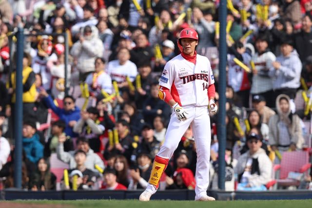 13일 오후 광주-KIA챔피언스필드에서 열린 '2025 신한 SOL Bank KBO리그' SSG 랜더스와 KIA 타이거즈의 경기, KIA가 11:5로 승리하면서 2연패 탈출에 성공했다. KIA 김규성은 3타수 2안타 1타점 2득점을 기록했다. KIA 타이거즈