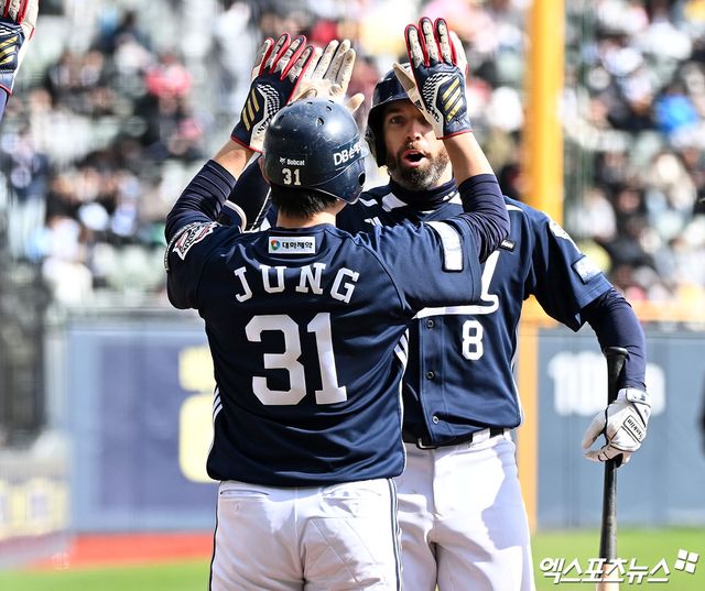 두산 외야수 케이브(8번)는 13일 잠실구장에서 열린 '2025 신한 SOL Bank KBO 리그' LG와 주말 3연전 마지막 경기에서 3번타자 우익수로 선발 출전했다. 4회초 상대 구원 투수 이지강 상대로 KBO리그 첫 홈런을 쏘아 올려 팀 승리에 보탬이 됐다. 엑스포츠뉴스 잠실, 김한준 기자