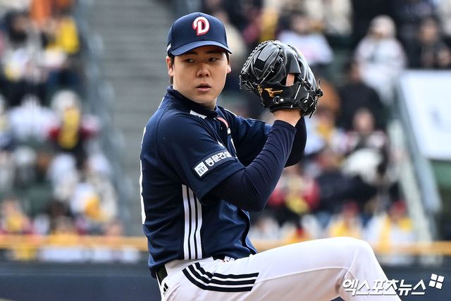 두산 투수 최승용은 13일 잠실구장에서 열린 '2025 신한 SOL Bank KBO 리그' LG와 주말 3연전 마지막 경기에서 선발 등판했다. 4.2이닝까지 잘 잡아낸 뒤 급격한 제구 난조에 빠져 승리 요건을 갖추지 못하며 마운드를 내려와야 했다. 엑스포츠뉴스 잠실, 김한준 기자