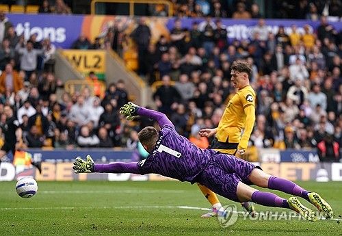 토트넘 홋스퍼는 13일(한국시간) 영국 울버햄튼에 위치한 몰리뉴 스타디움에서 열린 울버햄튼 원더러스와의 2024-25시즌 프리미어리그 32라운드 원정 경기에서 2-4로 패했다. 이날 토트넘 주장 손흥민은 발 부상으로 인해 명단 제외를 당했고 울버햄튼 공격수 황희찬은 후반 38분 교체 투입돼 약 7분간 뛰었다. 이날 패배로 토트넘은 프리미어리그 15위를 유지했을 뿐만 아니라 16위 울버햄튼의 추격을 허용했다. 연합뉴스