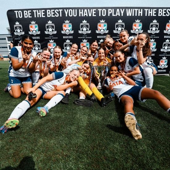 토트넘 홋스퍼 1군 팀만 긴 무관이 이어지고 있다. 아카데미 팀들은 같은 주말에 트로피를 2개나 들어올렸다.&nbsp;토트넘