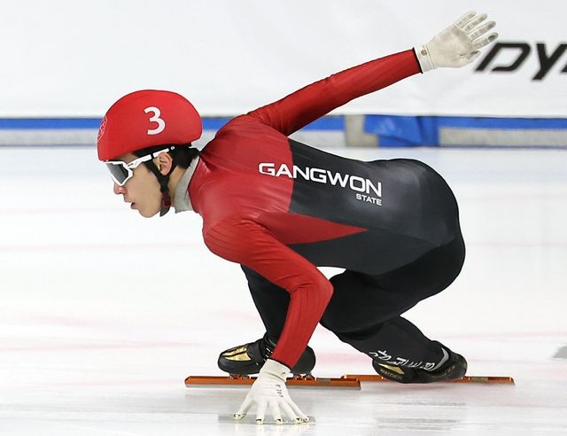 13일 서울 목동 아이스링크에서 열린 2025-2026시즌 쇼트트랙 국가대표 2차 선발전. 남자부 1000m 예선에서 강원특별자치도청 황대헌이 역주하고 있다. 연합뉴스