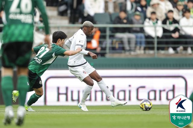 전북이 13일 전주월드컵경기장에서 열린 제주 유나이티드와의 '하나은행 K리그1 2025' 8라운드 홈 경기에서 1-1로 비겼다. 한국프로축구연맹