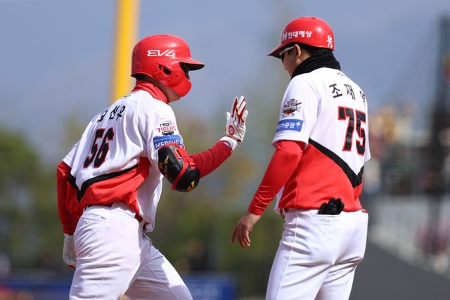 13일 오후 광주-KIA챔피언스필드에서 열린 '2025 신한 SOL Bank KBO리그' SSG 랜더스와 KIA 타이거즈의 경기, KIA가 11:5로 승리하면서 2연패 탈출에 성공했다. KIA 오선우는 4타수 1안타 1홈런 3타점 1볼넷을 기록했다. KIA 타이거즈