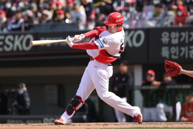 13일 오후 광주-KIA챔피언스필드에서 열린 '2025 신한 SOL Bank KBO리그' SSG 랜더스와 KIA 타이거즈의 경기, KIA가 11:5로 승리하면서 2연패 탈출에 성공했다. KIA 오선우는 4타수 1안타 1홈런 3타점 1볼넷을 기록했다. KIA 타이거즈