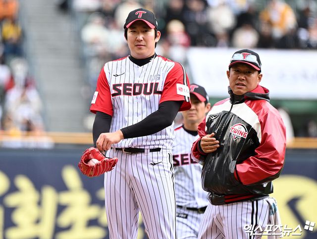 LG 투수 손주영은 13일 잠실구장에서 열린 '2025 신한 SOL Bank KBO 리그' 두산과 주말 3연전 마지막 경기에서 선발 등판했다. 우박과 거센 바람으로 경기가 세 번이나 중단되는 등 변수를 극복하지 못하고 3이닝 6실점으로 패전 투수가 됐다. 엑스포츠뉴스 잠실, 김한준 기자