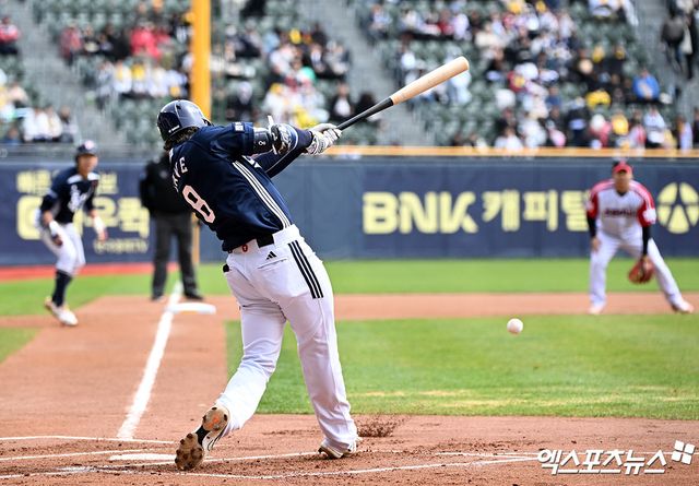 두산 외야수 케이브는 13일 잠실구장에서 열린 '2025 신한 SOL Bank KBO 리그' LG와 주말 3연전 마지막 경기에서 3번타자 우익수로 선발 출전했다. 4회초 상대 구원 투수 이지강 상대로 KBO리그 첫 홈런을 쏘아 올려 팀 승리에 보탬이 됐다. 엑스포츠뉴스 잠실, 김한준 기자