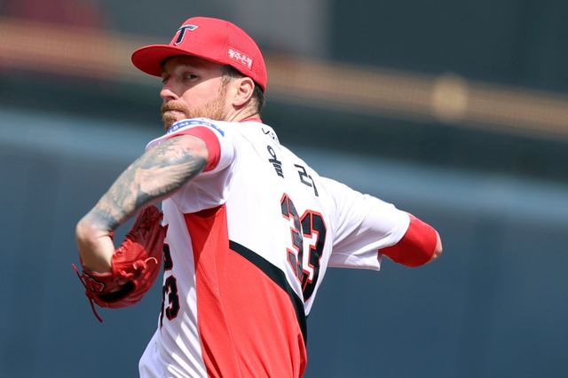 13일 오후 광주-KIA챔피언스필드에서 열린 '2025 신한 SOL Bank KBO리그' SSG 랜더스와 KIA 타이거즈의 경기, KIA가 11:5로 승리하면서 2연패 탈출에 성공했다. KIA 선발투수 아담 올러는 7이닝 2피안타 1사사구 4탈삼진 2실점을 기록했다. KIA 타이거즈