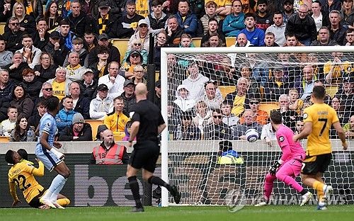 토트넘 홋스퍼는 13일(한국시간) 영국 울버햄튼에 위치한 몰리뉴 스타디움에서 열린 울버햄튼 원더러스와의 2024-25시즌 프리미어리그 32라운드 원정 경기에서 2-4로 패했다. 이날 토트넘 주장 손흥민은 발 부상으로 인해 명단 제외를 당했고 울버햄튼 공격수 황희찬은 후반 38분 교체 투입돼 약 7분간 뛰었다. 이날 패배로 토트넘은 프리미어리그 15위를 유지했을 뿐만 아니라 16위 울버햄튼의 추격을 허용했다. 연합뉴스