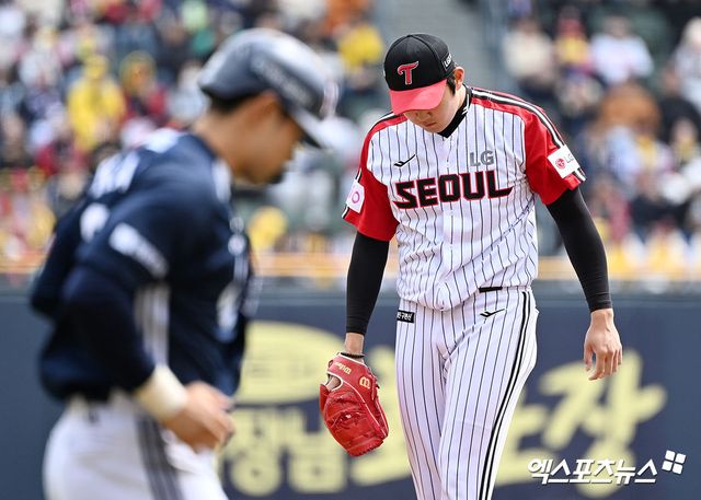 LG 투수 손주영은 13일 잠실구장에서 열린 '2025 신한 SOL Bank KBO 리그' 두산과 주말 3연전 마지막 경기에서 선발 등판했다. 우박과 거센 바람으로 경기가 세 번이나 중단되는 등 변수를 극복하지 못하고 3이닝 6실점으로 패전 투수가 됐다. 엑스포츠뉴스 잠실, 김한준 기자
