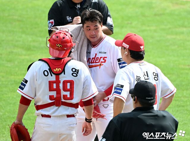 17일 오후 인천SSG랜더스필드에서 열린 '2024 신한 SOL Bank KBO리그' KIA 타이거즈와 SSG 랜더스의 경기, 3회초 무사 1,2루 SSG 송신영 코치가 마운드를 방문해 김광현과 대화를 나누고 있다. 엑스포츠뉴스 DB