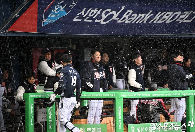 두산과 LG는 13일 잠실구장에서 '2025 신한 SOL Bank KBO 리그' 주말 3연전 마지막 경기를 치렀다. 이날 경기는 우박과 거센 바람 탓에 네 번이나 우천 중단됐다. 엑스포츠뉴스 잠실, 김한준 기자
