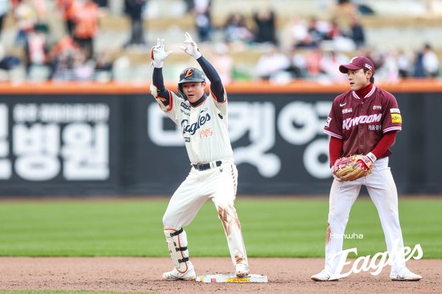 한화 이글스 내야수 이도윤(왼쪽)이 13일 대전 한화생명 볼파크에서 열린 2025 신한 SOL Bank KBO리그 키움 히어로즈와의 팀 간 3차전에서 5회말 2타점 2루타를 기록한 뒤 세리머니를 하고 있다. 사진 한화 이글스