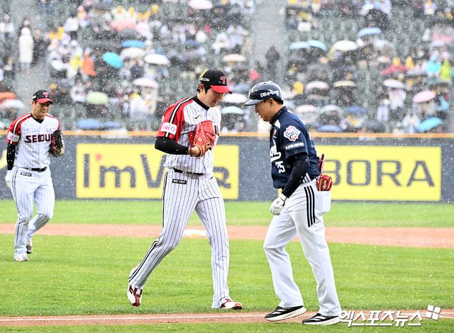 LG 투수 손주영(왼쪽)은 13일 잠실구장에서 열린 '2025 신한 SOL Bank KBO 리그' 두산과 주말 3연전 마지막 경기에서 선발 등판했다. 우박과 거센 바람으로 경기가 세 번이나 중단되는 등 변수를 극복하지 못하고 3이닝 6실점으로 패전 투수가 됐다. 엑스포츠뉴스 잠실, 김한준 기자 