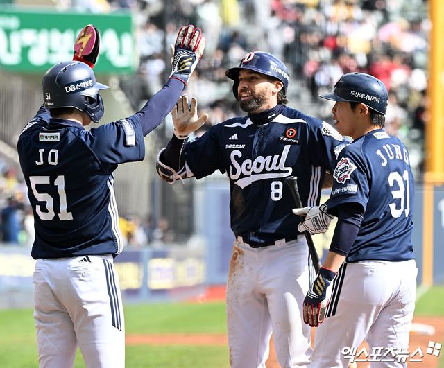 두산 외야수 케이브(가운데)는 13일 잠실구장에서 열린 '2025 신한 SOL Bank KBO 리그' LG와 주말 3연전 마지막 경기에서 3번타자 우익수로 선발 출전했다. 4회초 상대 구원 투수 이지강 상대로 KBO리그 첫 홈런을 쏘아 올려 팀 승리에 보탬이 됐다. 엑스포츠뉴스 잠실, 김한준 기자