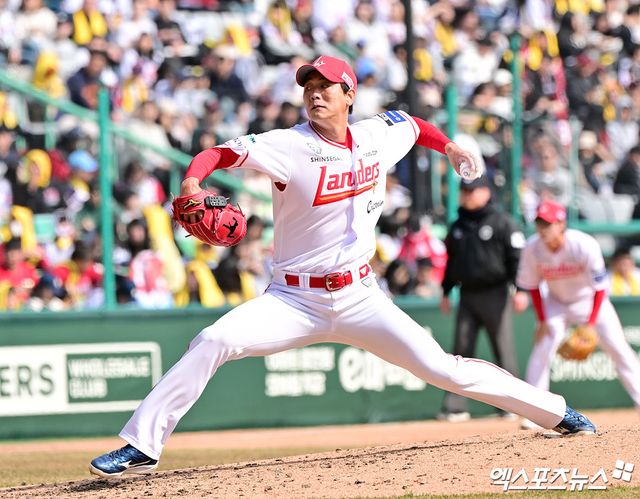 15일 오후 인천SSG랜더스필드에서 열린 '2025 신한 SOL Bank KBO리그' LG 트윈스와 SSG 랜더스의 시범경기, 6회초 SSG 김광현이 공을 힘차게 던지고 있다. 엑스포츠뉴스 DB