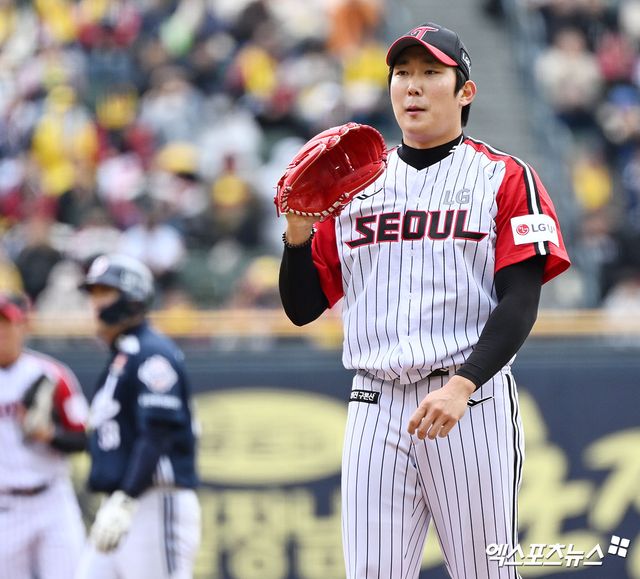 LG 투수 손주영은 13일 잠실구장에서 열린 '2025 신한 SOL Bank KBO 리그' 두산과 주말 3연전 마지막 경기에서 선발 등판했다. 우박과 거센 바람으로 경기가 세 번이나 중단되는 등 변수를 극복하지 못하고 3이닝 6실점으로 패전 투수가 됐다. 엑스포츠뉴스 잠실, 김한준 기자