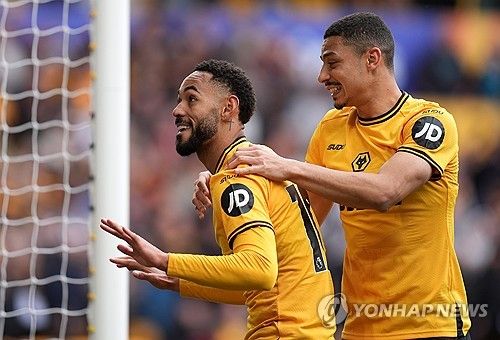 토트넘 홋스퍼는 13일(한국시간) 영국 울버햄튼에 위치한 몰리뉴 스타디움에서 열린 울버햄튼 원더러스와의 2024-25시즌 프리미어리그 32라운드 원정 경기에서 2-4로 패했다. 이날 토트넘 주장 손흥민은 발 부상으로 인해 명단 제외를 당했고 울버햄튼 공격수 황희찬은 후반 38분 교체 투입돼 약 7분간 뛰었다. 이날 패배로 토트넘은 프리미어리그 15위를 유지했을 뿐만 아니라 16위 울버햄튼의 추격을 허용했다. 연합뉴스