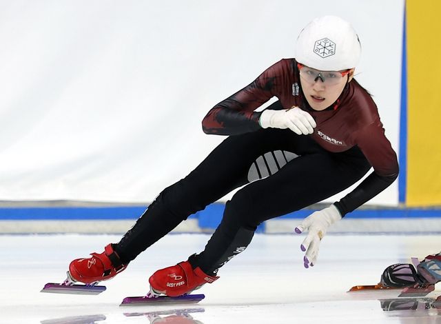 13일 서울 목동 아이스링크에서 열린 2025-2026시즌 쇼트트랙 국가대표 2차 선발전. 여자부 1000m 준결승에서 화성시청 노도희가 역주하고 있다. 연합뉴스